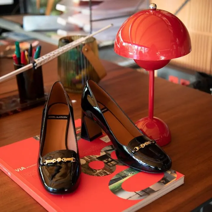 ngel Alarcn Pumps And High Heels Woman JALCA 8211 Patent Lelather Pump With Comfortable Heel And A Gold Trim ngel Alarcn Pumps And High Heels Woman JALCA 8211 Patent Lelather Pump With Comfortable Heel And A Gold Trim